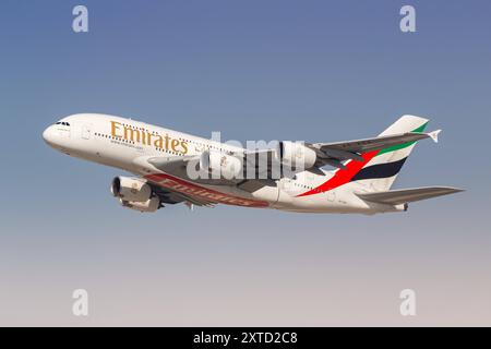 Emirates Airbus A380-800 Flugzeug Flughafen Dubai in den Vereinigten Arabischen Emiraten Dubai, Vereinigte Arabische Emirato - 17. Febbraio 2024: Ein Airbus A380-800 Flugzeug der Emirates mit dem Kennzeichen A6-EEE am Flughafen a Dubai, Emirato di Vereinigte Arabische. *** Emirates Airbus A380 800 Airbus Aeroporto di Dubai negli Emirati Arabi Uniti Dubai, Emirati Arabi Uniti 17 febbraio 2024 un aeromobile Emirates Airbus A380 800 con registrazione A6 EEE presso l'aeroporto di Dubai, Emirati Arabi Uniti Foto Stock