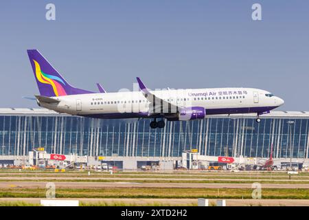 Urumqi Air Boeing 737-800 Flugzeug Flughafen Pudong a Shanghai, Cina Shanghai, Cina - 10. Aprile 2024: Ein Boeing 737-800 Flugzeug der Urumqi Air mit dem Kennzeichen B-6995 auf dem Flughafen Pudong PVG a Shanghai, Cina. *** Urumqi Air Boeing 737 800 Aircraft Pudong Airport a Shanghai, Cina Shanghai, Cina 10 aprile 2024 Un Boeing 737 800 di Urumqi Air con numero di registrazione B 6995 presso l'aeroporto PVG di Pudong a Shanghai, Cina Foto Stock