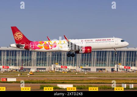 Juneyao Air Airbus A321neo Flugzeug Flughafen Pudong a Shanghai, Cina Shanghai, Cina - 10. Aprile 2024: Ein Airbus A321neo Flugzeug der Juneyao Air mit dem Kennzeichen B-30EQ auf dem Flughafen Pudong PVG a Shanghai, Cina. *** Juneyao Air Airbus A321neo Aircraft Pudong Airport a Shanghai, Cina Shanghai, Cina 10 aprile 2024 un Airbus A321neo di Juneyao Air con numero di registrazione B 30EQ presso l'aeroporto PVG di Pudong a Shanghai, Cina Foto Stock