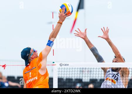 L'Aia, Paesi Bassi. 14 agosto 2024. L'AIA, PAESI BASSI - 14 AGOSTO: Mees Sengers dei Paesi Bassi durante il secondo giorno dei Campionati europei di Beach volley CEV allo Stadio dell'Aia il 14 agosto 2024 a l'Aia, Paesi Bassi. (Foto di Joris Verwijst/Agenzia BSR) credito: Agenzia BSR/Alamy Live News Foto Stock