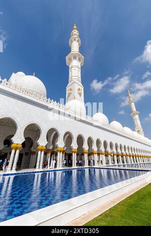 Scheich Zayed Große Moschee Grand Mosque Abu Dhabi in Vereinigte Arabische Emirato Hochformat Abu Dhabi, Vereinigte Arabische Emirato - 15. Febbraio 2024: Scheich Zayed Große Moschee Grand Mosque Abu Dhabi ad Abu Dhabi, Emirato di Vereinigte Arabische. *** Gran Moschea Sheikh Zayed Gran Moschea Abu Dhabi negli Emirati Arabi Uniti Ritratto Abu Dhabi, Emirati Arabi Uniti 15 febbraio 2024 Gran Moschea Sheikh Zayed Gran Moschea Abu Dhabi ad Abu Dhabi, Emirati Arabi Uniti Foto Stock