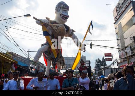 14 agosto 2024, West Bandung Regency, Giava Occidentale, Indonesia: I residenti prendono parte ad un carnevale che commemora il 79° anniversario dell'indipendenza della Repubblica di Indonesia a Lembang, West Bandung Regency, Giava Occidentale. Il carnevale, che si è tenuto per accogliere il 79 ° anniversario dell'indipendenza della Repubblica di Indonesia, ha visto la partecipazione di vari residenti del villaggio con una sfilata di costumi e cultura. (Credit Image: © Dimas Rachmatsyah/ZUMA Press Wire) SOLO PER USO EDITORIALE! Non per USO commerciale! Foto Stock