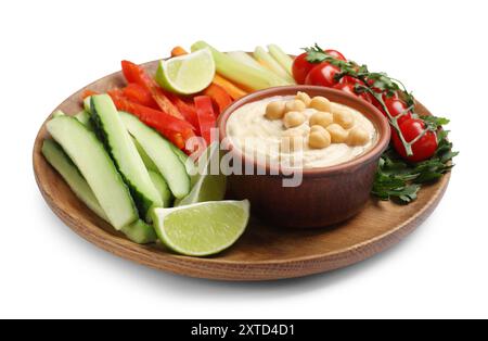 Gustoso hummus fatto in casa con ceci e verdure diverse isolate su bianco Foto Stock