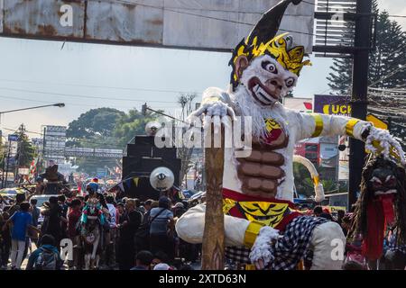 14 agosto 2024, West Bandung Regency, Giava Occidentale, Indonesia: I residenti prendono parte ad un carnevale che commemora il 79° anniversario dell'indipendenza della Repubblica di Indonesia a Lembang, West Bandung Regency, Giava Occidentale. Il carnevale, che si è tenuto per accogliere il 79 ° anniversario dell'indipendenza della Repubblica di Indonesia, ha visto la partecipazione di vari residenti del villaggio con una sfilata di costumi e cultura. (Credit Image: © Dimas Rachmatsyah/ZUMA Press Wire) SOLO PER USO EDITORIALE! Non per USO commerciale! Foto Stock