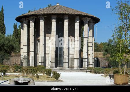 Italia, Roma, 2024/8/14.il Tempio di Vesta è un piccolo tempio rotondo (tholos) situato all'estremità orientale del foro Romano di Roma, lungo la via Sacra accanto alla Regia e alla Casa delle Vergini Vestali. Fotografia di Alessia Giuliani/Catholic Press foto LIMITATA ALL'USO EDITORIALE - NESSUNA PUBBLICITÀ - NESSUNA CAMPAGNA PUBBLICITARIA. Foto Stock