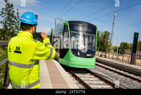 Copenaghen, Danimarca. 14 agosto 2024. Prova su strada della metropolitana leggera della capitale da Glostrup a Roedovre Nord, a Copenaghen, mercoledì 14 agosto 2024. La metropolitana leggera della capitale avrà 29 stazioni su un tratto di 28 km da Lundtofte a Ishoej. La ferrovia leggera dovrebbe aprirsi nel 2025. (Foto: Liselotte Sabroe/Ritzau Scanpix) credito: Ritzau/Alamy Live News Foto Stock