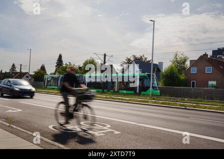Copenaghen, Danimarca. 14 agosto 2024. Prova su strada della metropolitana leggera della capitale da Glostrup a Roedovre Nord, a Copenaghen, mercoledì 14 agosto 2024. La metropolitana leggera della capitale avrà 29 stazioni su un tratto di 28 km da Lundtofte a Ishoej. La ferrovia leggera dovrebbe aprirsi nel 2025. (Foto: Liselotte Sabroe/Ritzau Scanpix) credito: Ritzau/Alamy Live News Foto Stock