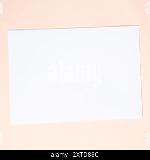 Foglio di carta vuoto su sfondo beige, Vista dall'alto, spazio per testo Foto Stock