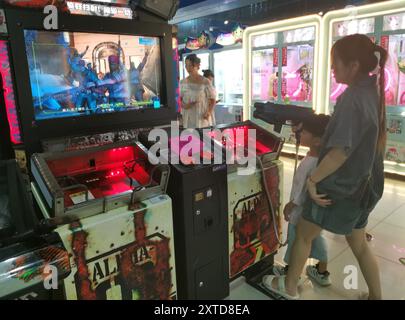 Yichang, Cina. 14 agosto 2024. I cittadini stanno giocando a un gioco di e-Sports a Yichang, provincia di Hubei, Cina, il 13 agosto 2024. Da gennaio a giugno 2024, il fatturato reale dell'industria cinese degli e-sport sta aumentando del 4,43%, raggiungendo i 12,027 miliardi di yuan. (Foto di Costfoto/NurPhoto) credito: NurPhoto SRL/Alamy Live News Foto Stock