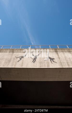 Banksy tre scimmie oscillanti sul ponte ferroviario Brick Lane a Shoreditch Londra, 13 agosto 2024, parte della sua collezione di zoo Foto Stock