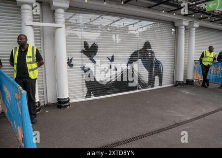 Banksy ArtWork at London Zoo UK, 13 agosto 2024, Gorilla rilascia altri animali dello zoo, spruzzato sulle persiane anteriori dello Zoo di Londra nel Regents Park Camden Foto Stock