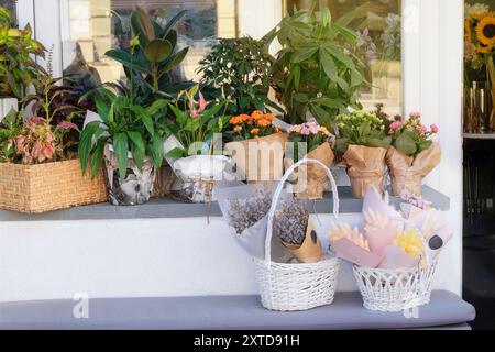 Negozio di fiori e mazzi. Vendita di fiori e regali per le vacanze. Negozio locale. Decorazioni floreali. Foto Stock