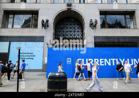 Oxford Street, Londra, Regno Unito. 14 agosto 2024. I segni fantasma dell'iconico Topshop e Topman sul negozio di punta Oxford St che diventerà un negozio IKEA aperto nella primavera del 2025. Crediti: Matthew Chattle/Alamy Live News Foto Stock