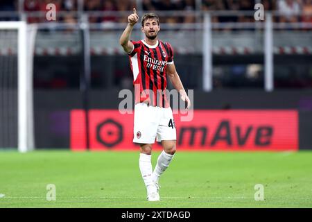 Milano, Italia. 13 agosto 2024. Matteo gabbia dell'AC Milan gesti durante la partita di calcio del trofeo Silvio Berlusconi tra l'AC Milan e l'AC Monza allo Stadio Giuseppe Meazza il 13 agosto 2024 a Milano. Crediti: Marco Canoniero/Alamy Live News Foto Stock