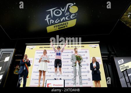 LIEGE - Puck Pieterse celebra la sua maglia a pois per la migliore scalatrice sul podio durante la quarta tappa del Tour de France Femmes, il Tour de France per le donne, da Valkenburg a Liegi. Il tour in bicicletta di più giorni fa parte dell'UCI Women's WorldTour e dura fino al 18 agosto. ANP BAS CZERWINSKI Foto Stock