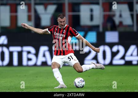 Milano, Italia. 13 agosto 2024. Strahinja Pavlovic dell'AC Milan in azione durante la partita di calcio del trofeo Silvio Berlusconi tra l'AC Milan e l'AC Monza allo Stadio Giuseppe Meazza il 13 agosto 2024 a Milano. Crediti: Marco Canoniero/Alamy Live News Foto Stock