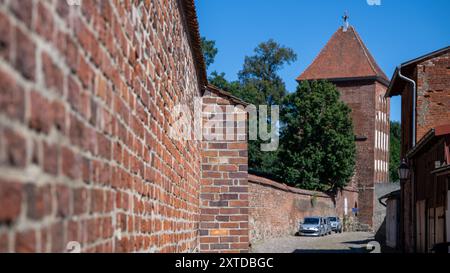 12 agosto 2024, Brandeburgo, Wittstock/Dosse: Vista delle mura della città vecchia con la storica porta di Gröpertor sullo sfondo. Foto: Monika Skolimowska/dpa Foto Stock