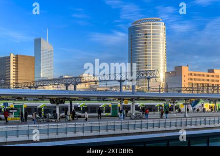 Passeggeri impegnati alla stazione principale di Lione - Gare De Lyon. Con treni TGV locali e ad alta velocità che fermano continuamente. La seconda stazione più trafficata in Francia. Foto Stock