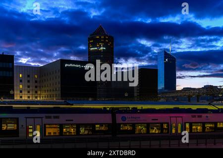 Sono le 19:00 e quasi buio alla stazione principale di Lione - Gare De Lyon - Part-Dieu. Ripresa dall'Ibis Styles 54 Rue de la Villette, Lione. Foto Stock