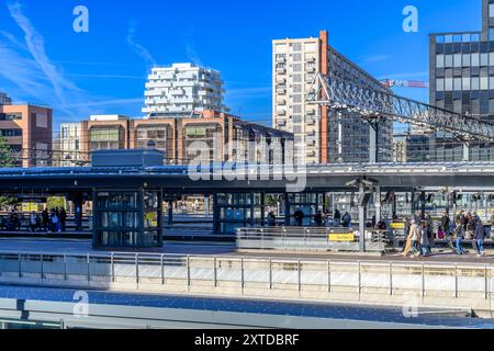 Passeggeri impegnati alla stazione principale di Lione - Gare De Lyon. Con treni TGV locali e ad alta velocità che fermano continuamente. La seconda stazione più trafficata in Francia. Foto Stock