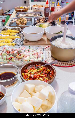Ampia scelta di ciotole e piatti a cena self-service a buffet Foto Stock
