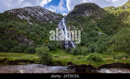 Una bella passeggiata in una giornata estiva di sole alle cascate Steall vicino alla città di Fort William, in Scozia Foto Stock