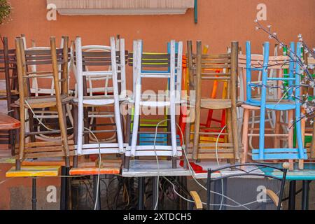 Di fronte al Coffee Shop si trovano colorate sedie e tavoli in legno Foto Stock