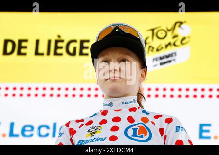 LIEGE - Puck Pieterse celebra la sua maglia a pois per la migliore scalatrice sul podio durante la quarta tappa del Tour de France Femmes, il Tour de France per le donne, da Valkenburg a Liegi. Il tour in bicicletta di più giorni fa parte dell'UCI Women's WorldTour e dura fino al 18 agosto. ANP BAS CZERWINSKI Foto Stock