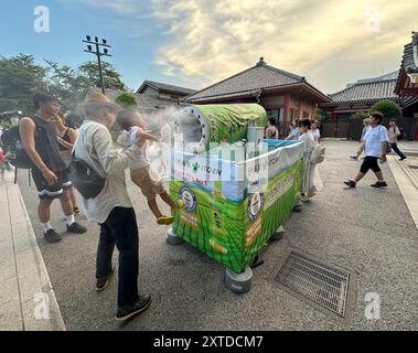 CALDO ESTREMO IN GIAPPONE COME RAFFREDDARSI AL TEMPIO SENSO-JI Foto Stock