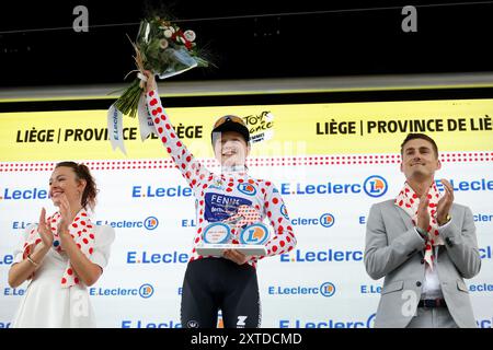 LIEGE - Puck Pieterse celebra la sua maglia a pois per la migliore scalatrice sul podio durante la quarta tappa del Tour de France Femmes, il Tour de France per le donne, da Valkenburg a Liegi. Il tour in bicicletta di più giorni fa parte dell'UCI Women's WorldTour e dura fino al 18 agosto. ANP BAS CZERWINSKI Foto Stock