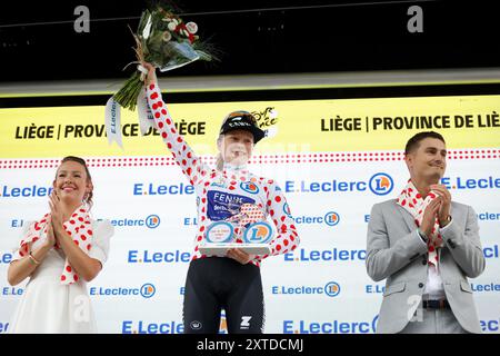 LIEGE - Puck Pieterse celebra la sua maglia a pois per la migliore scalatrice sul podio durante la quarta tappa del Tour de France Femmes, il Tour de France per le donne, da Valkenburg a Liegi. Il tour in bicicletta di più giorni fa parte dell'UCI Women's WorldTour e dura fino al 18 agosto. ANP BAS CZERWINSKI Foto Stock