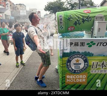 CALDO ESTREMO IN GIAPPONE COME RAFFREDDARSI AL TEMPIO SENSO-JI Foto Stock