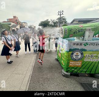 CALDO ESTREMO IN GIAPPONE COME RAFFREDDARSI AL TEMPIO SENSO-JI Foto Stock