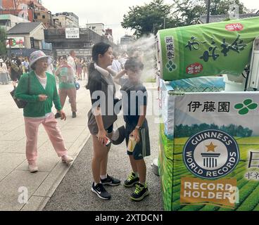 CALDO ESTREMO IN GIAPPONE COME RAFFREDDARSI AL TEMPIO SENSO-JI Foto Stock