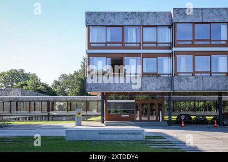 Karlsruhe, Baden-Württemberg, Germania - Corte costituzionale federale, aquila federale e lettere davanti all'edificio della Corte costituzionale federale Foto Stock