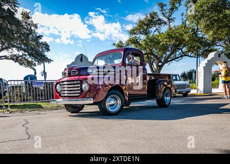 Gulfport, MS - 2 ottobre 2023: Vista dall'angolo anteriore con prospettiva bassa di un pick-up Ford F1 Stepside del 1950 in una mostra automobilistica locale. Foto Stock