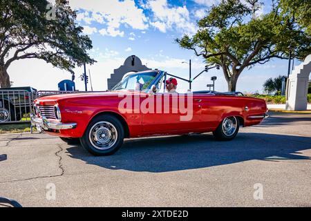 Gulfport, MS - 2 ottobre 2023: Vista laterale in basso prospettico di una Plymouth Valiant 200 Signet Convertible 1964 in una mostra automobilistica locale. Foto Stock