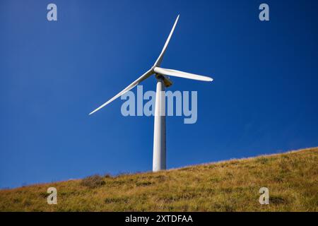 Turbina eolica singola sulla cresta di Scout Moor, Lancashire Foto Stock