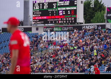 Leeds, Inghilterra, 24 luglio 2021. Il tabellone e la folla a un centinaio di matematica a Headingley. Il fuoco gallese è in fiamme. Credit Colin Edwards Foto Stock