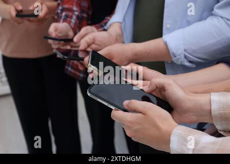 Persone che hanno smartphone con schermi vuoti all'interno, primo piano Foto Stock