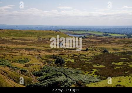 La vista dai West Pennines attraverso Greater Manchester con lo skyline della città in lontananza Foto Stock