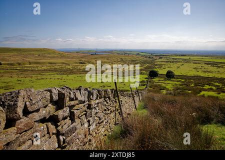 La vista dai West Pennines attraverso Greater Manchester con lo skyline della città in lontananza Foto Stock