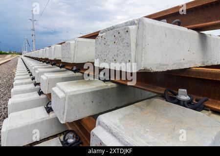 Vienna: Pila di traversine ferroviarie nel 21. Floridsdorf, Wien, Austria Foto Stock