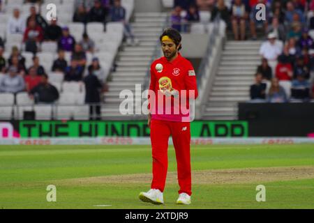 Leeds, Inghilterra, 24 luglio 2021. Qais Ahmad bowling per Welsh Fire contro Northern Supercharger in the Hundred a Headingley. Credito: Colin Edwards Foto Stock