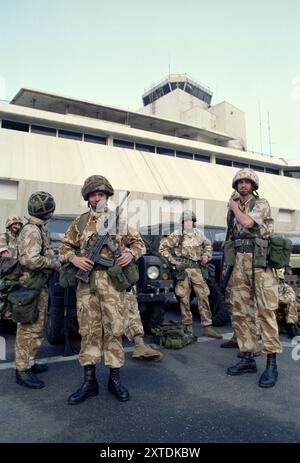 Prima guerra del Golfo: 6 marzo 1991 soldati britannici in attesa dell'imminente arrivo del primo ministro John Major all'aeroporto internazionale del Kuwait. Foto Stock