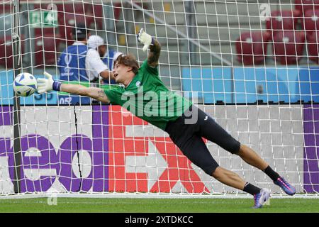 Varsavia, Polonia. 13 agosto 2024. Marco Carnesecchi dell'Atalanta Bergamo visto in azione durante la sessione di allenamento della finale di SUPERCOPPA UEFA 2024 tra il Real Madrid e l'Atalanta Bergamo allo Stadio Nazionale. (Foto di Grzegorz Wajda/SOPA Images/Sipa USA) credito: SIPA USA/Alamy Live News Foto Stock