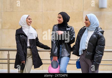 Giovani amici musulmani che escono insieme. Tre donne con hijab che parlano Foto Stock