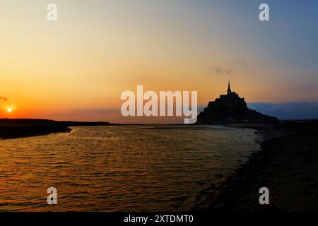 Tramonto spettacolare sul famoso Mont Saint-Michel, una città situata in Normandia a ovest di Parigi, sulla piccola isola vicino al fiume. Foto Stock