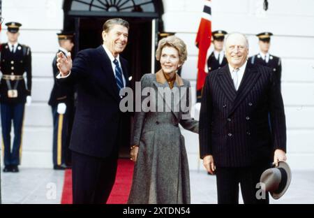 Anni' 80 Archivio storico Olycom/LaPresse Olav V, nome completo Alexander Edward Christian Fredrik, nato principe di Danimarca (Sandringham, 2 luglio 1903 - Oslo, 17 gennaio 1991), è stato re di Norvegia dal 1957 al 1991. Nella foto: Re Olav V di Norvegia con il presidente Ronald Wilson Reagan e sua moglie Nancy Reagan nella foto: Re Olav V di Norvegia con il presidente Ronald Wilson Reagan e sua moglie Nancy Reagan credito: LaPresse/Alamy Live News Foto Stock