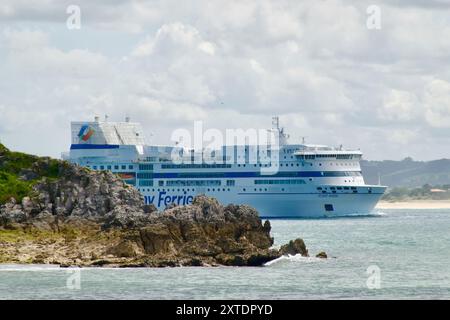 Brittany Ferries RoRo Ferry Pont Aven nella baia che arriva al porto di Santander Cantabria Spagna Foto Stock